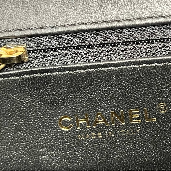 *SOLD* CHANEL Caviar Quilted Medium CC
Filigree Flap Black - Picture 7 of 16